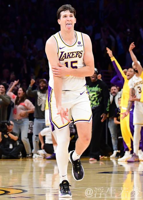 里夫斯三分绝杀 手感火热展现实力 里夫斯三分绝杀 手感火热展现实力